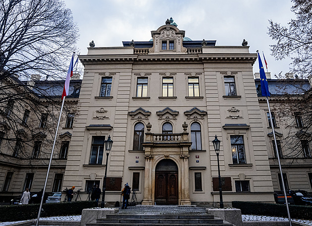 Před Úřadem vlády už nevisí vlajka Ukrajiny. Vyvěsí ji na výročí invaze