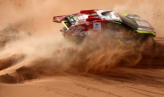 Prokop se na Dakaru propadl. Pro dva české motocyklisty letěl vrtulník