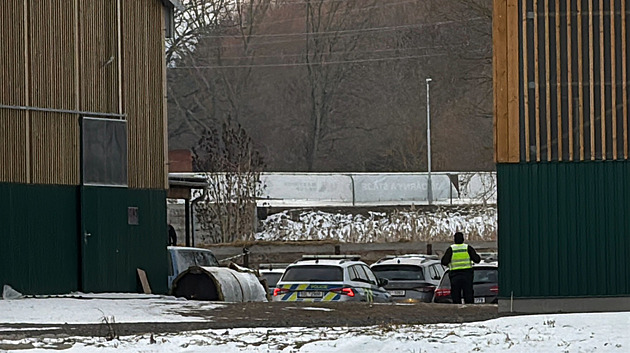Mrtvý novorozenec na Příbramsku. Tělíčko našli v areálu stájí, případ šetří policie