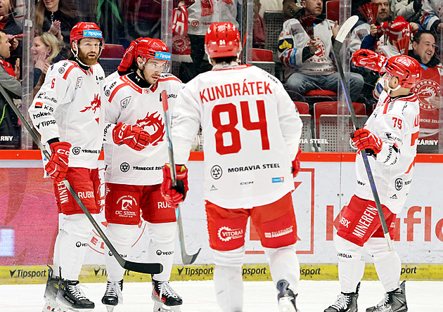 ONLINE: Třinec v dohrávce hostí Vary, Minárik mírnil debakl před třetí třetinou