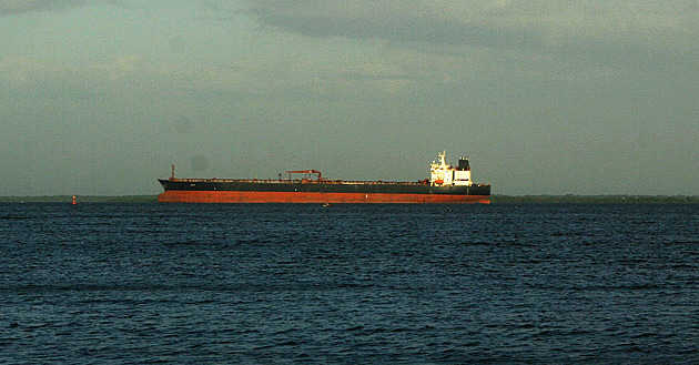 Moskva chce humánní zacházení s Rusy zajatými v tankeru, mluví o pirátství