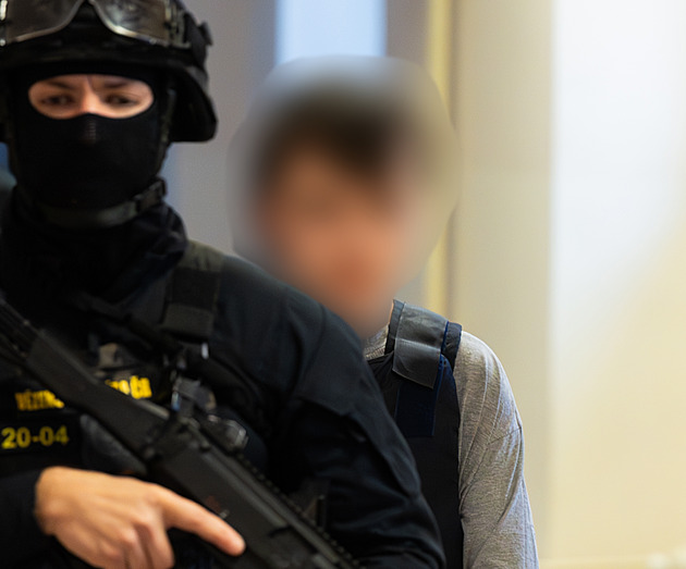 Odvolací soud projednává vraždu prodavaček, eskorta přivedla mladíka v poutech