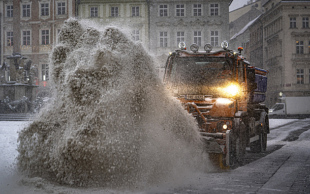 Sněžení v Česku: pásmo se přesouvá na východ. Dálnice zastavily nehody