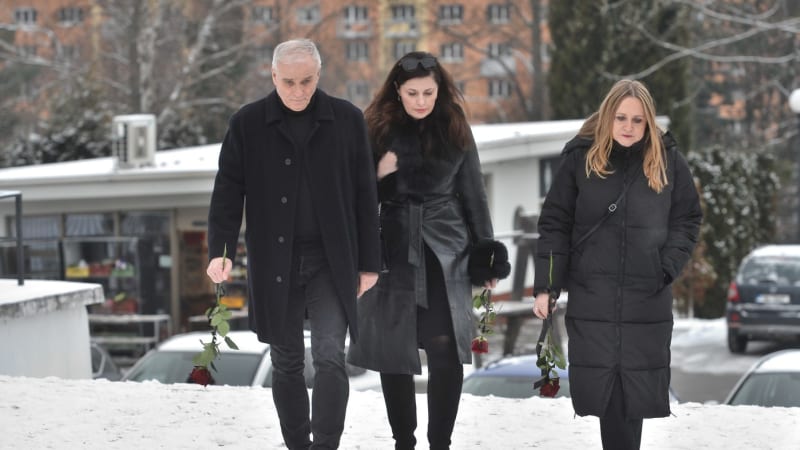 OBRAZEM: Utajovaný pohřeb Pavla Nečase. Loučili se hokejista Voráček i herec Vaculík