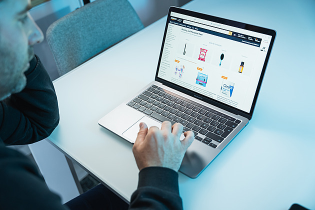 S nákupy častěji pomáhá lidem AI. Využívá ji už třetina zákazníků, zjistil průzkum