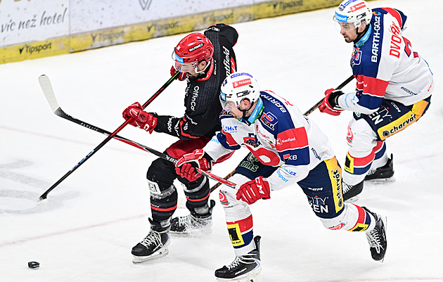 ONLINE: Hradec dotáhl Pardubice, Kometa zdolala Litvínov. V Liberci se prodlužuje