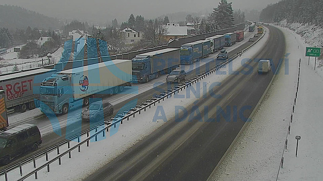 Provoz na 26. kilometru dálnice D1 komplikuje uvázlý kamion, tvoří se kolony