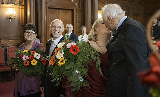 Unikátní zlatá svatba. Sestry se vdávaly před 50 lety a nyní slib společně obnovily