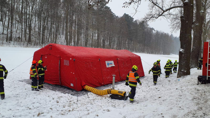 Drama v Moravském krasu: V 70 metrů hluboké jeskyni uvízl muž. Podívejte se na záběry hasičů