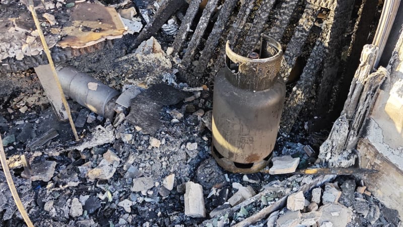 „Poslal jsem dva hasiče do plamenů, riskovali život.“ Co se dělo při tragickém požáru v Mostě?