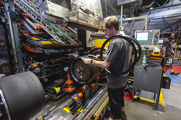 Některé firmy zvyšují platy, jinde teprve vedení začne jednat s odboráři