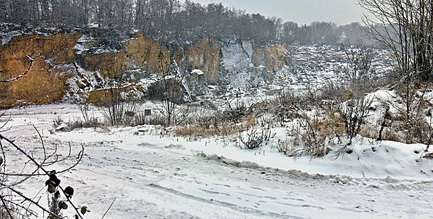 Lom měl být po odtěžení zatopený, místo vody ho ale chtějí zavézt odpadem