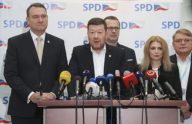 Okamuru poslanci odvolávat nebudou. Neprošlo ani to, aby se od něj distancovali