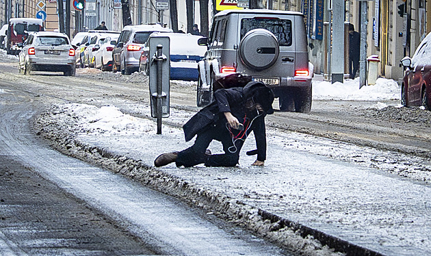Pražská záchranka aktivovala traumaplán, nemocnice jsou kvůli náledí přetížené