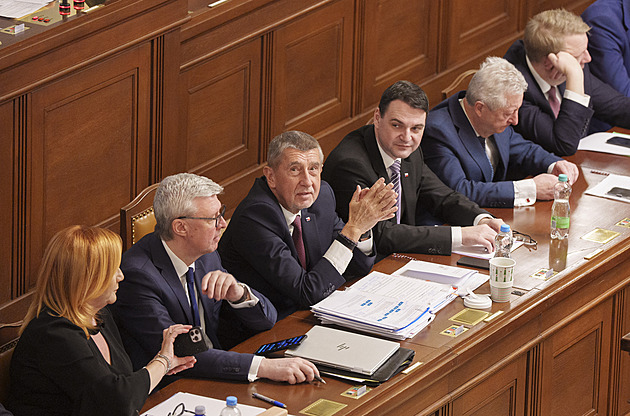 Poslanci rozhodnou o důvěře Babišově vládě, mluvit jich chce přes šedesát