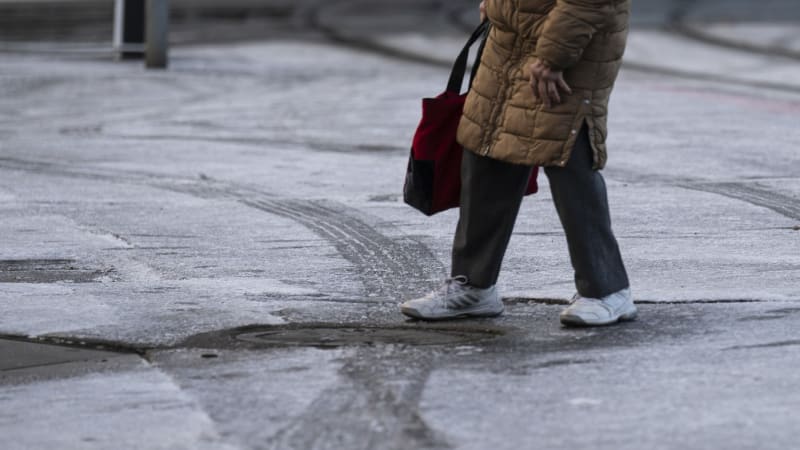 Klouzat se budeme dál. Ledovku střídá námraza: RADAR ukazuje, kde si vzít pořádné boty