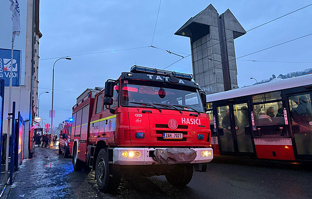 Na Smíchově bouraly tramvaje. Jedna srazila ženu, přišla o nohu