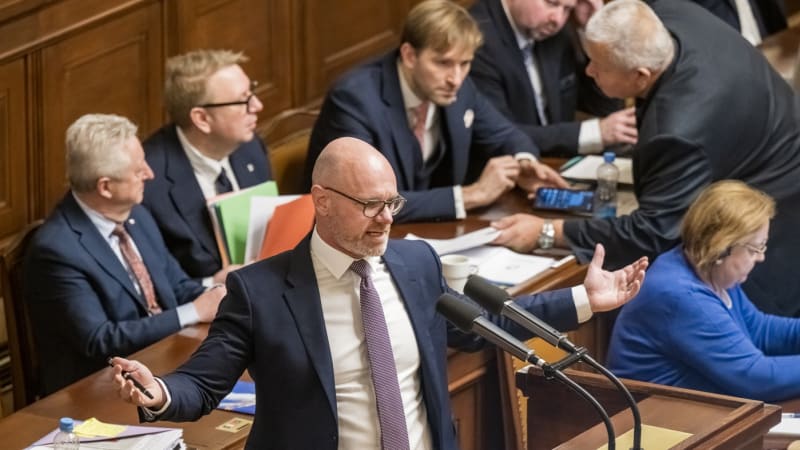 ON-LINE: Plaga se navezl do manžela poslankyně. Uberte z arogance, vyzvala ho Černochová