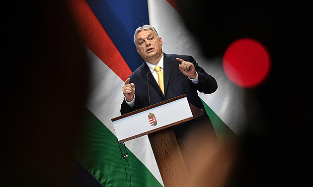 Orbán v průzkumech ztrácí čím dál víc. Volební rival ho trolí na každém kroku