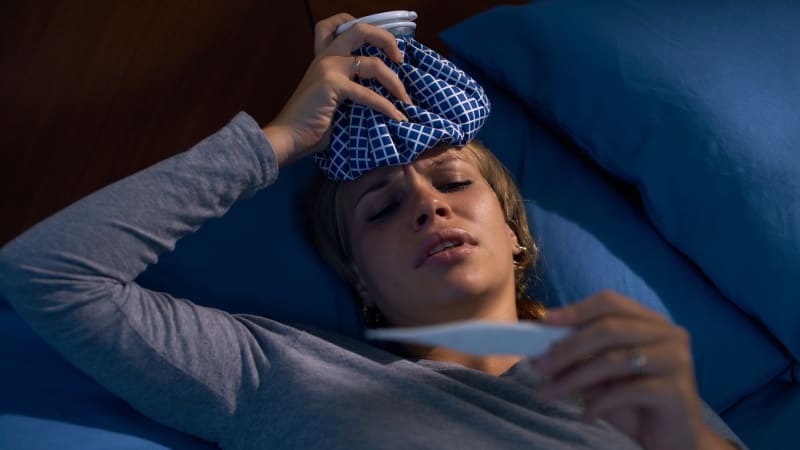 Jak zatočit s horečkou PŘEHLEDNĚ: Sprchování, zábaly i dostatek tekutin. Co raději vynechat?