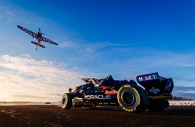 Red Bull ukázal novou formuli. Monopost odhalil úchvatným manévrem Šonka