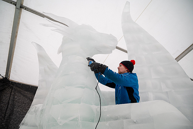 Obří drak i Budulínek. Na Pustevnách vznikly postavy z 45 tun ledu, podívejte se