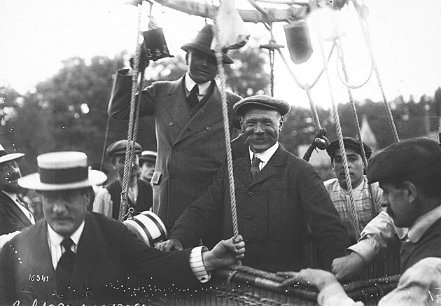 Rekordní let balonu z Paříže. Vzduchoplavci přistáli v roce 1913 až na Hané