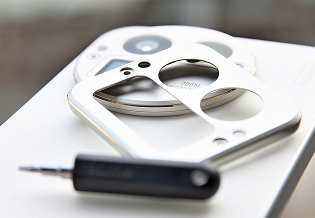 Design telefonu si zvolíte sami, stačí šroubovák. Test Realme GT8 Pro