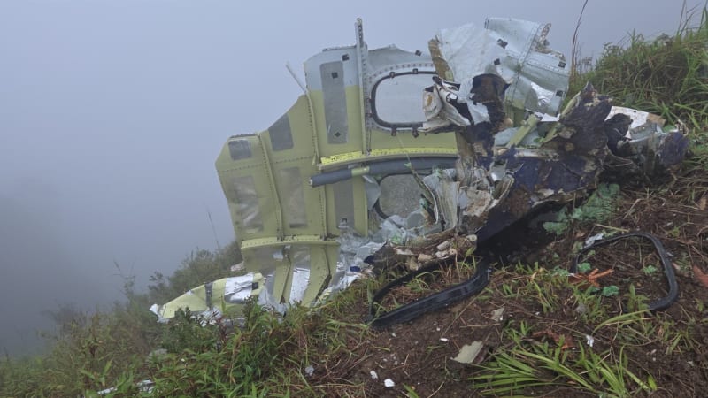 Úřady našly v Indonésii trosky ztraceného letadla. Jeden muž zemřel, po dalších stále pátrají