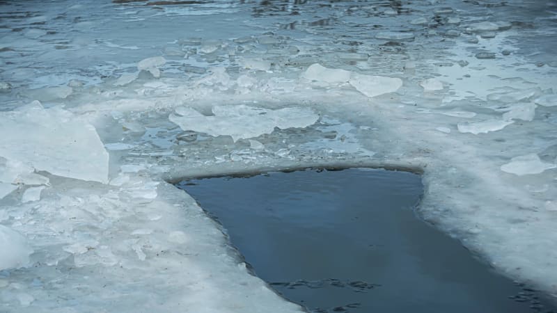 Neštěstí na Brněnsku: Pod ledem zmizel člověk, tělo se našlo až po několika hodinách