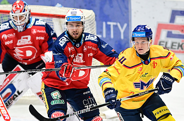 ONLINE: Sparta srovnala s Vary, Pardubice vedou. Ve Vítkovicích zkolaboval fanoušek