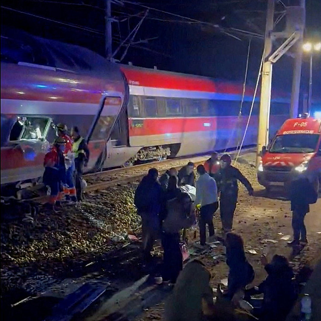 Při srážce vlaků na jihu Španělska zahynulo nejméně deset lidí