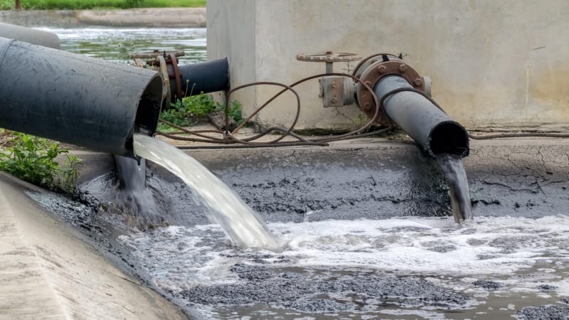 Příval kejdy zasáhl na Znojemsku několik aut a znečistil Dyji. Hasiči zasahují u protržené jímky