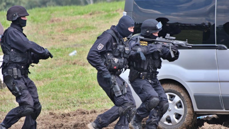 Dva mrtví a několik zraněných po střelbě Děčínsku. Pachatel útočil na městském úřadě