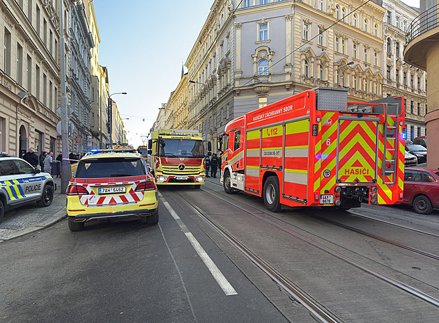 Po požáru ve sklepě bytového domu na Žižkově oživovali dva lidi, jeden zemřel