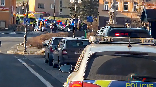 Střelba na úřadě v Chřibské. Mrtvý muž a útočník, několik zraněných