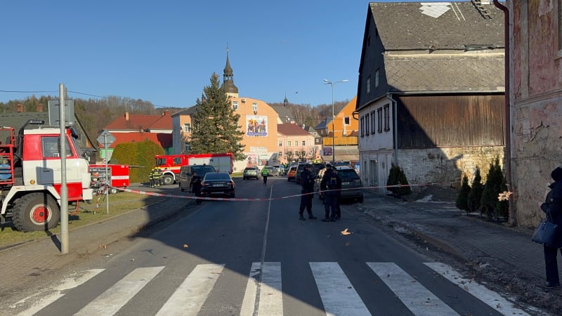 Tragédie v Chřibské: Policie hovoří o zvlášť závažném zločinu vraždy. Muž držel zbraň nelegálně