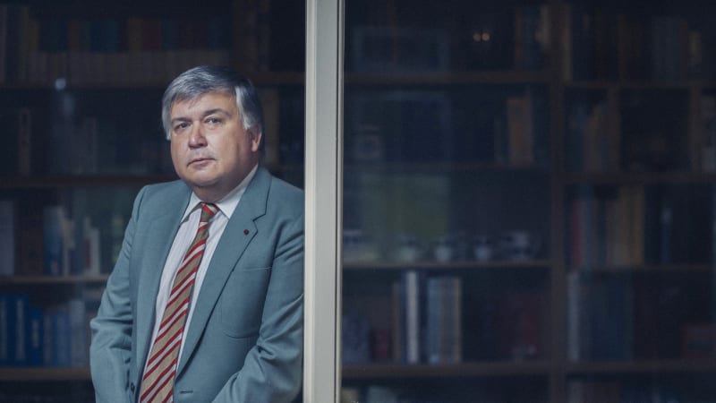 Proděkan pražské právnické fakulty měl donášet StB na emigranty. Ve vedení školy končí