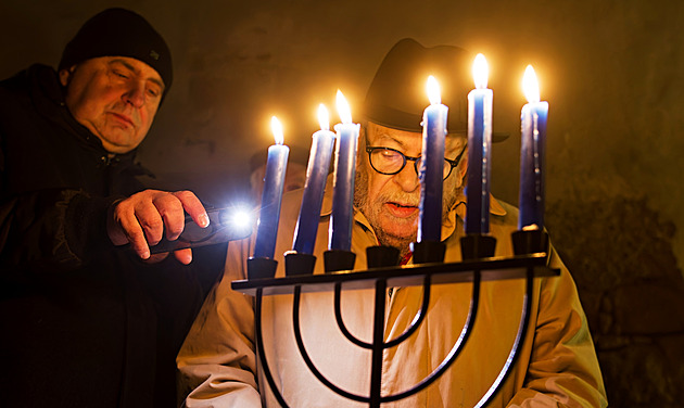 „Není velkého rozdílu mezi Putinem a Hitlerem.“ V Plzni připomněli transporty židů