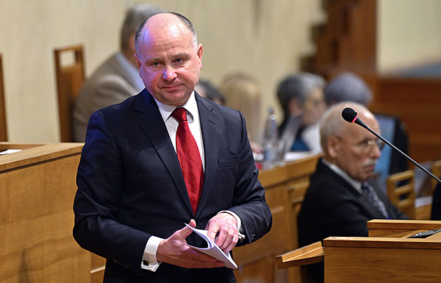Senát vybírá kandidáty na ombudsmana. Bavil se o muniční iniciativě a L-159