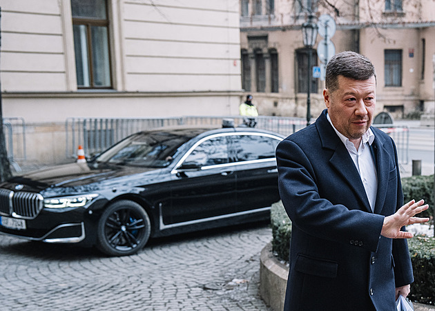 Okamura v minulosti tepal Pekarovou Adamovou za BMW. Teď v něm sám jezdí