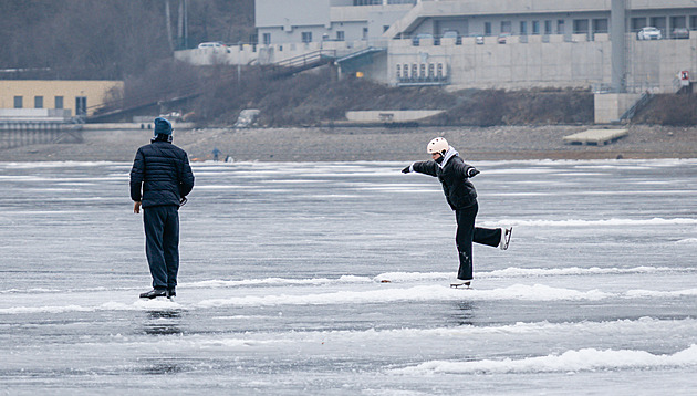 VIDEO: Brněnská přehrada jako jedno velké kluziště. Takto teď vypadá z výšky