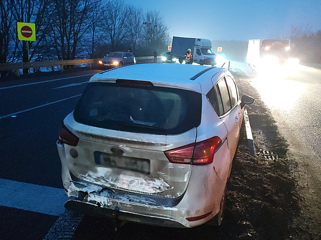 „Zvažte, zda vyjíždět.“ Desítky nehod na jihu Moravy, potíže má kvůli ledovce i MHD