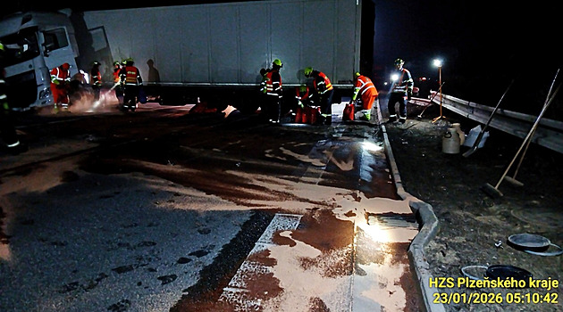 Nákladní auto narazilo na D5 to svodidel, unikla nafta. Dálnice je už průjezdná