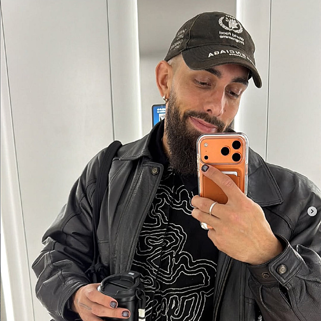 Fotbalista čelil urážkám kvůli nalakovaným nehtům, fanoušci si je namalovali taky