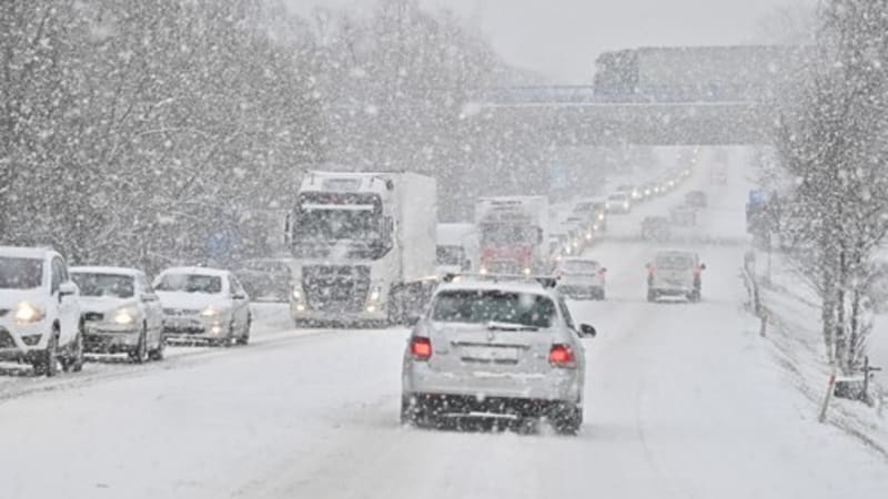 Hromadná srážka na D1: Havarovaly desítky vozů včetně autobusu. Počet nehod překročil stovku