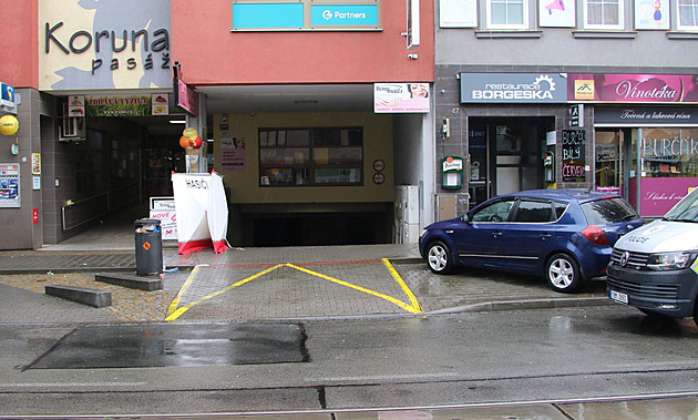 Nechali opilce u garáže, kde ho zajelo auto. Strážníci dostali trest, kauza ale nekončí