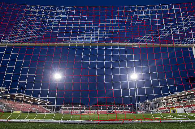 Reklamaci osvětlení stadionu firma Pardubicím neuznala, radnice zvažuje žalobu