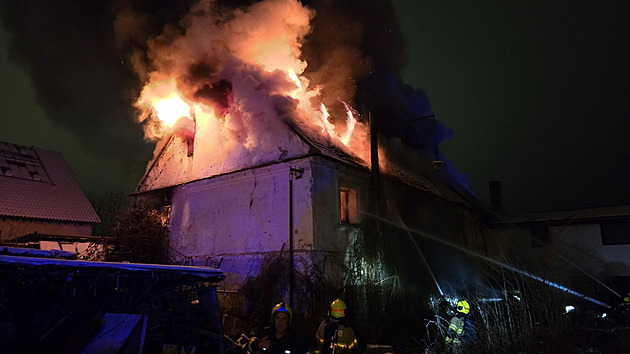Požár zachvátil horní část rodinného domu v Praze. Po prohledání našli mrtvé tělo