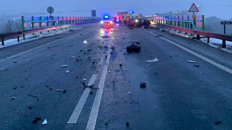 Čelní střet aut na Žatecku: V plné rychlosti do sebe narazily osobní vůz a dodávka